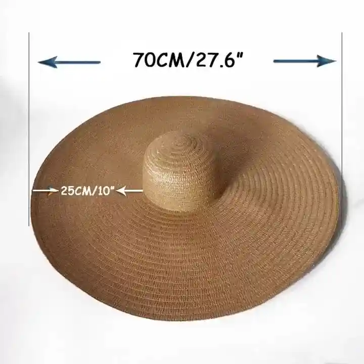 つばの広い麦わら帽子