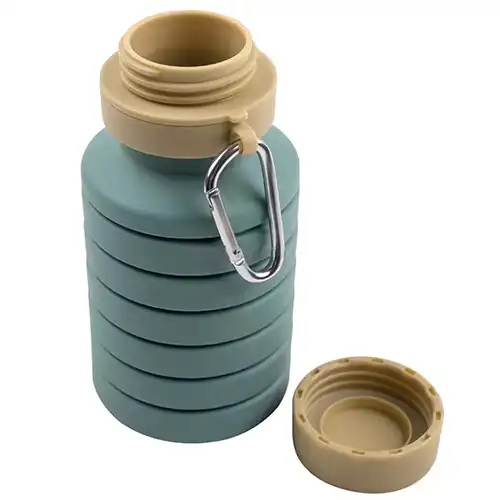 Складная бутылка для воды рядом со мной