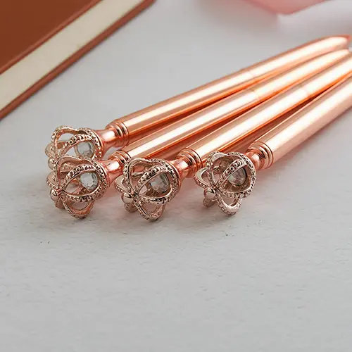 Bolígrafos de escritura azul y negro